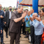 សម្តេចធិបតីចូលរួមប្រគល់វិញ្ញាបនបត្រសម្គាល់ម្ចាស់អចលនវត្ថុជូនប្រជាពលរដ្ឋ ចំនួន ២៣ ០៦៧ បណ្ណ