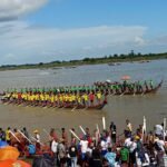 អុំទូកជាលក្ខណៈប្រពៃណីមួយនៅតែគោរពនិងប្រព្រឹត្តជាលក្ខណៈមហាជននៅតាមជនបទ